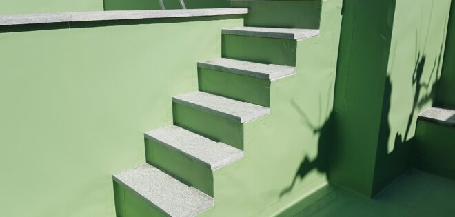 Einstiegstreppe zum Pool in grün