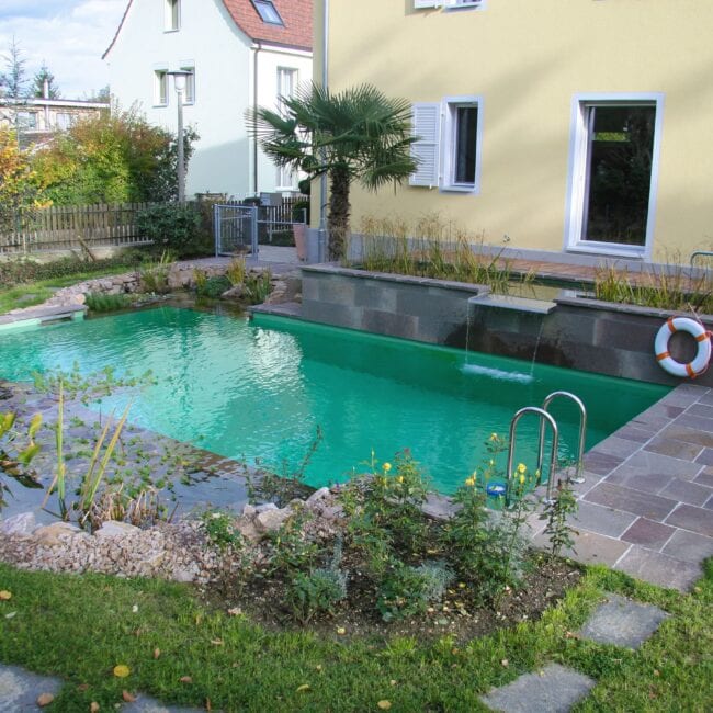 Pool hinter Haus im Garten