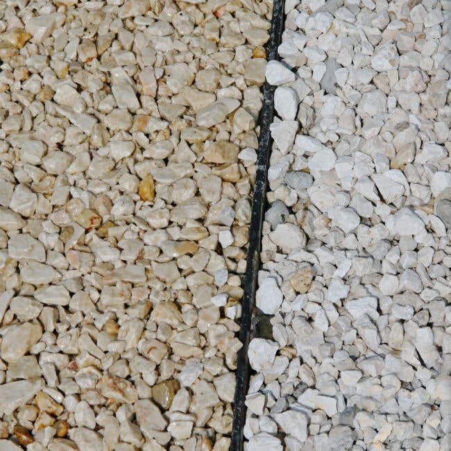 Steine weiss auf dem Boden