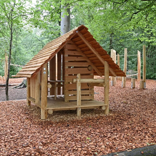Holzhütte auf Spielplatz