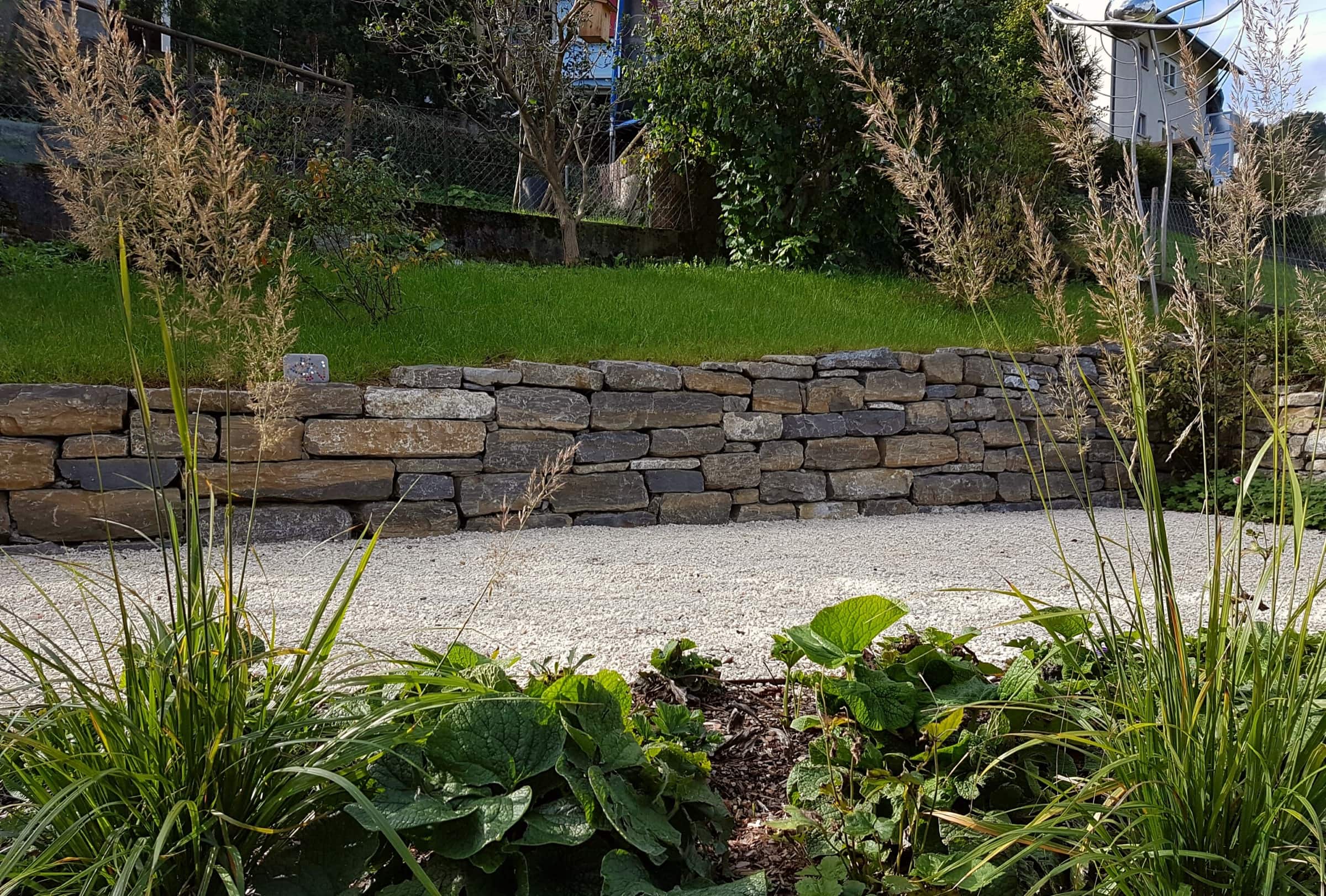 Steinmauer im Garten